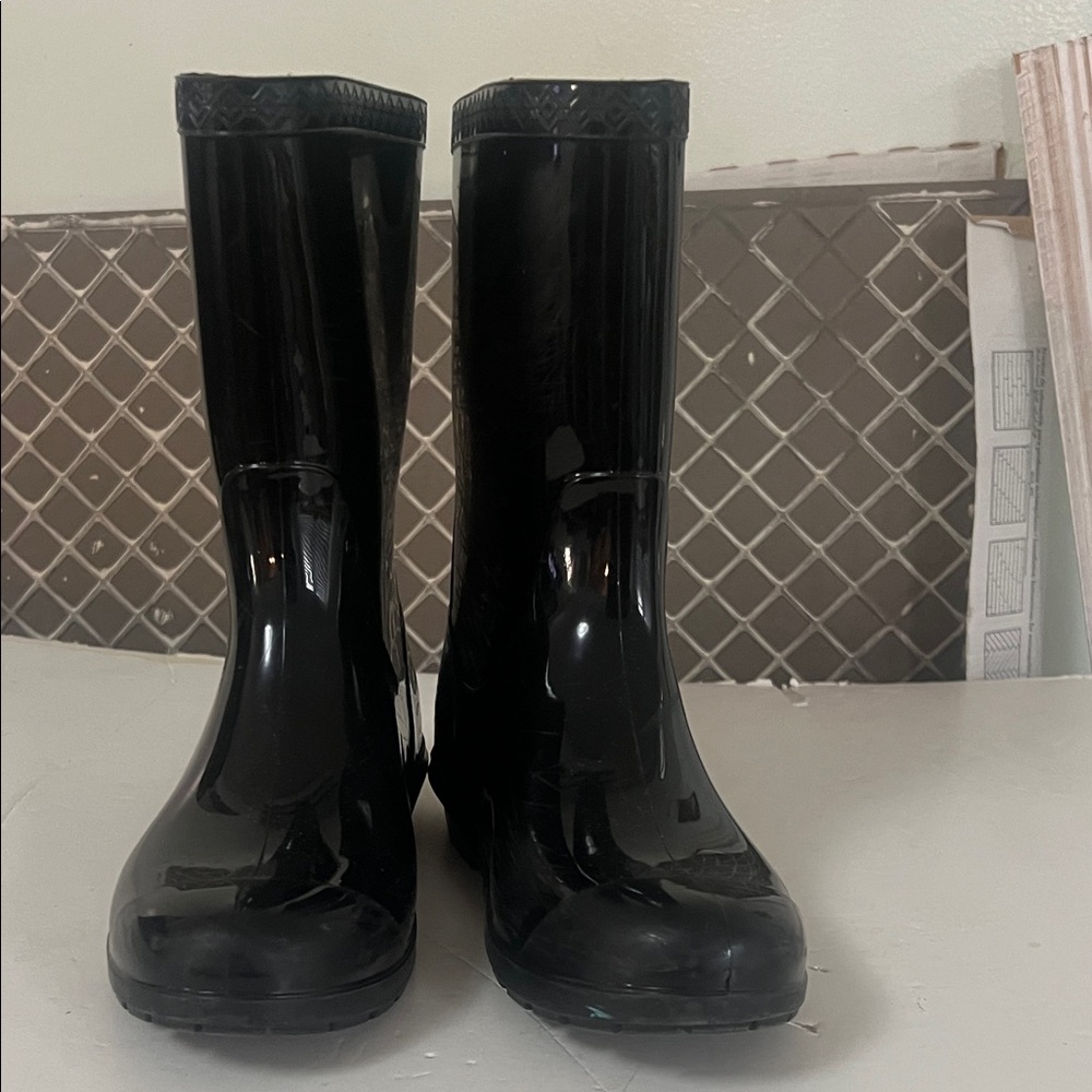 UGG AUSTRALIA SIENNA BLACK GLOSSY  RAIN BOOTS‎ SIZE 2
